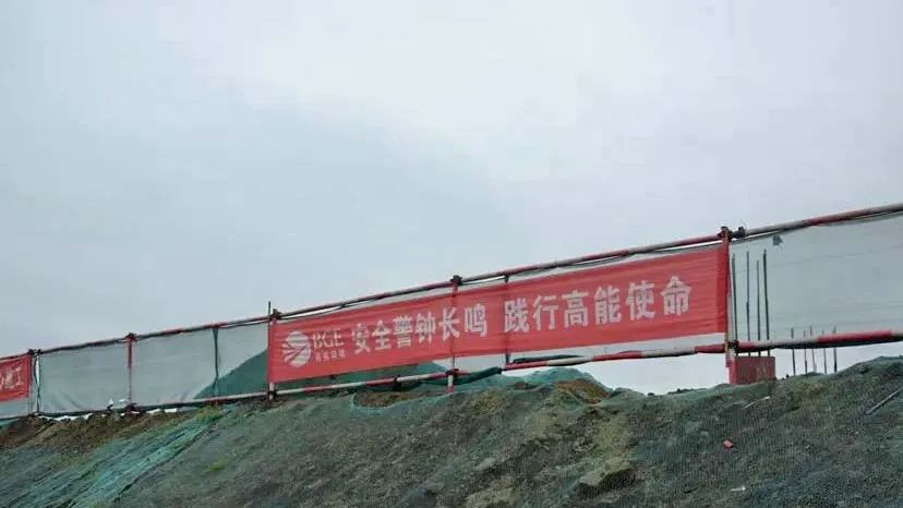 嚴(yán)陵鎮(zhèn)壓縮式垃圾轉(zhuǎn)運站3臺水平式壓縮機(jī)，日處理垃圾量達(dá)360噸